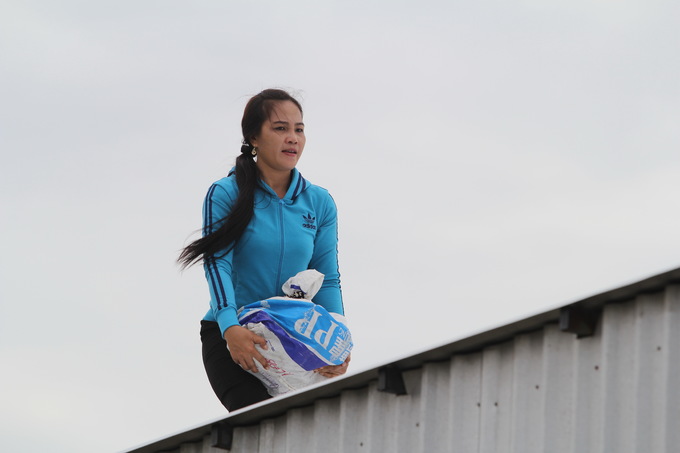 Người dân Cà Mau xuống ghe di tản trước giờ bão Tembin đổ bộ